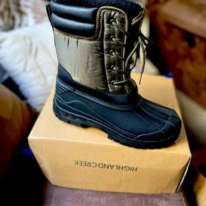 Brand new never worn boys size 6 HighlandCreek boots. Smoke free home💨